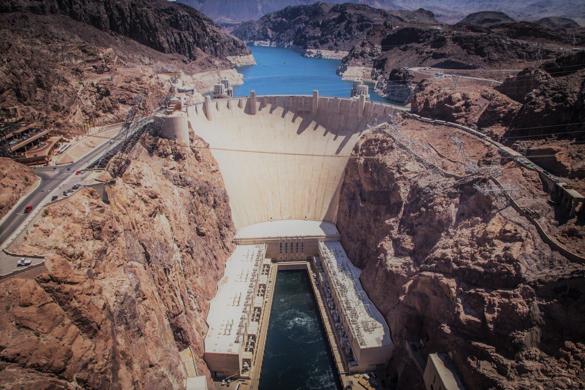 Эффектный вид плотины со стороны нижнего течения реки