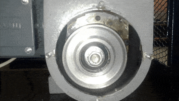 Жужжит не громко.