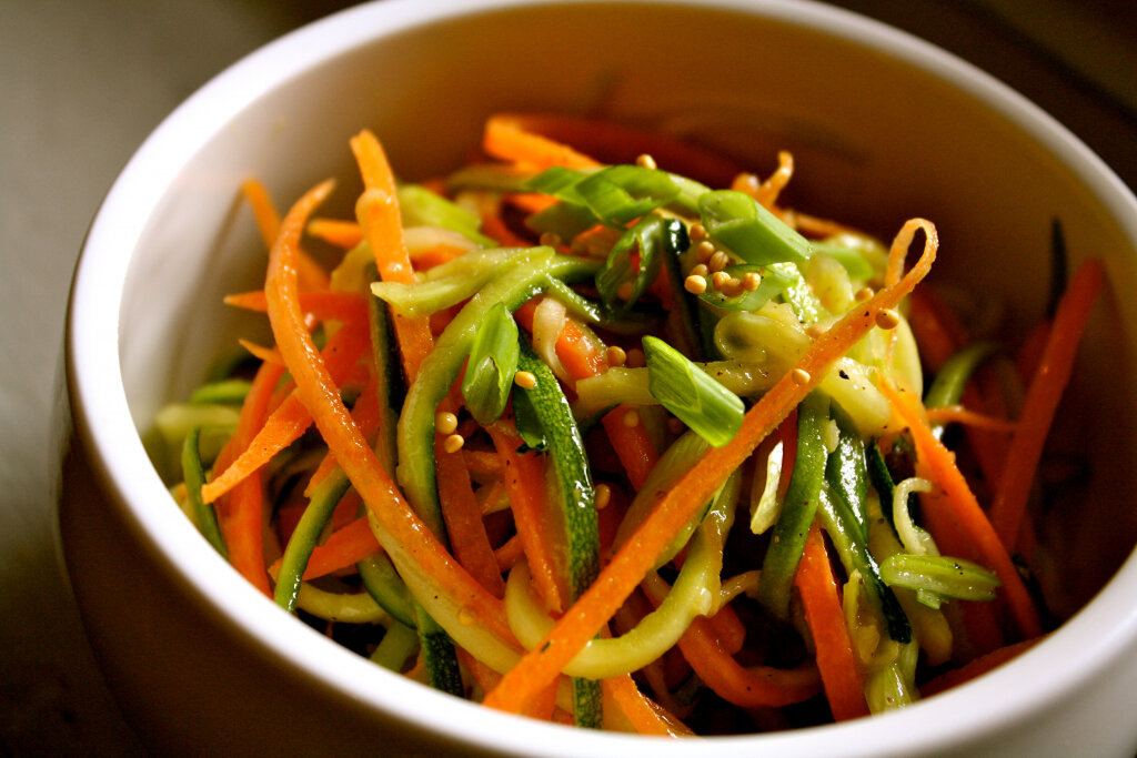 Кабачки по корейски можно подавать, как самостоятельное блюдо, или как дополнение к основному.   