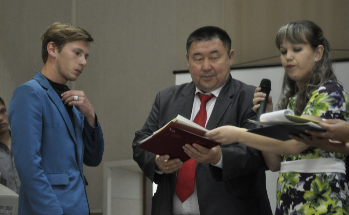 Сын получает первый диплом!!!!