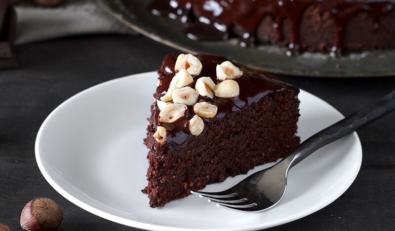 Можно украсить готовый торт дроблёными орешками или кусочками фруктов. Фото: http://kuvar-recepti.info/