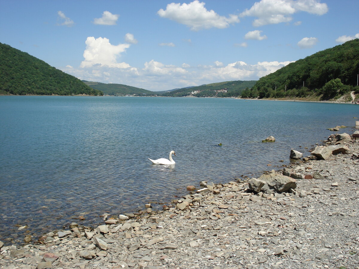 Озеро абрау дюрсо. Абрау Дюрсо Краснодарский край. Абрау Дюрсо село. Село Абрау Дюрсо Краснодарский.