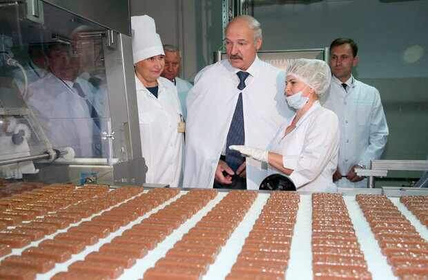 *Президент Лукашенко на открытии нового производства под Гомелем (2016)*