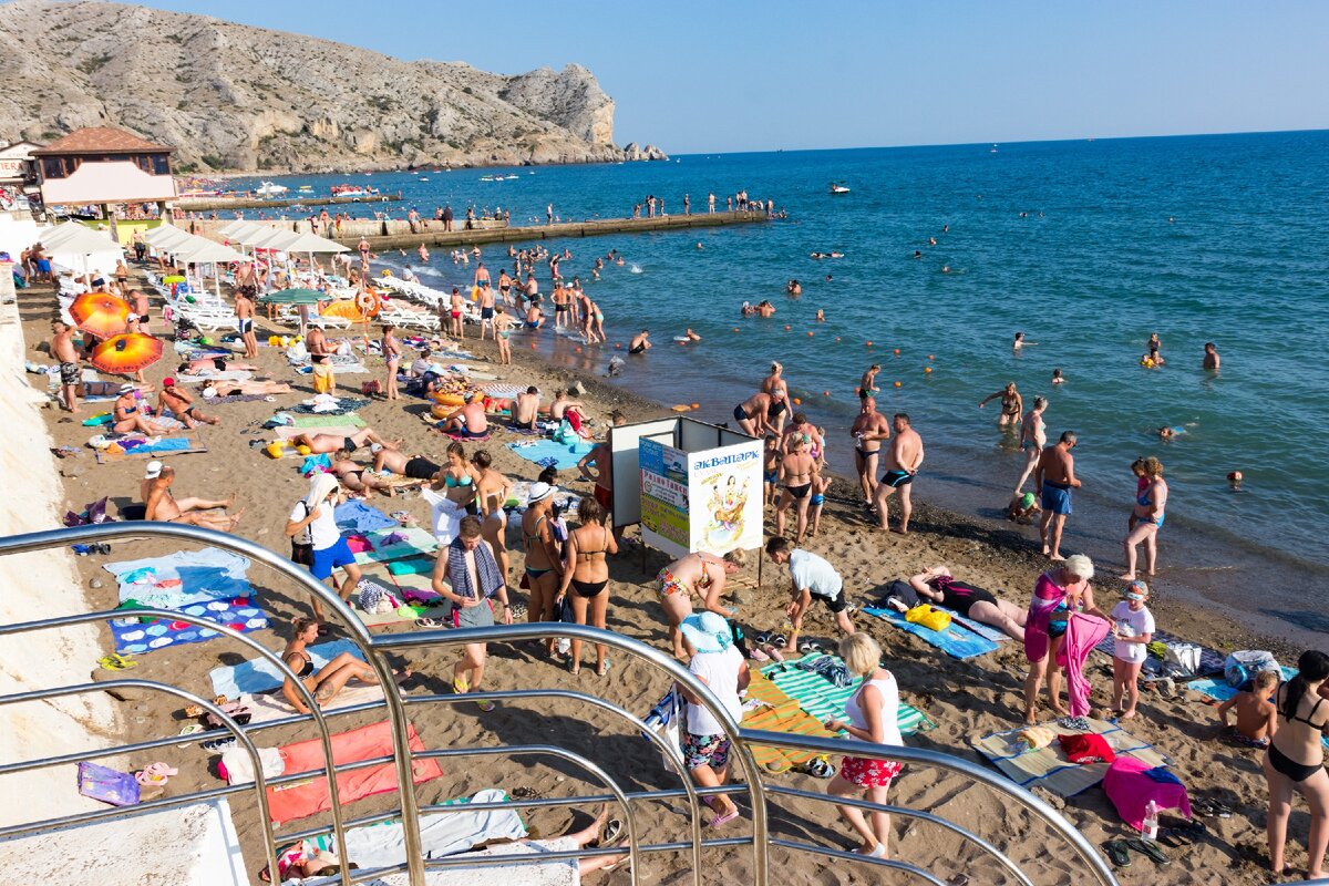 Вода в море судак сейчас. Судак Крым пляж. Судак Центральный пляж. Судак Центральный пляж 2019. Город Судак пляж.