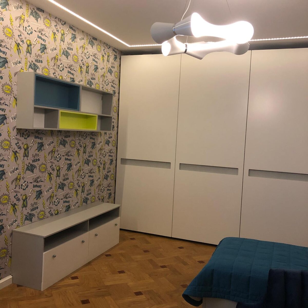 Шкаф с навесными компланарными фасадами в детской