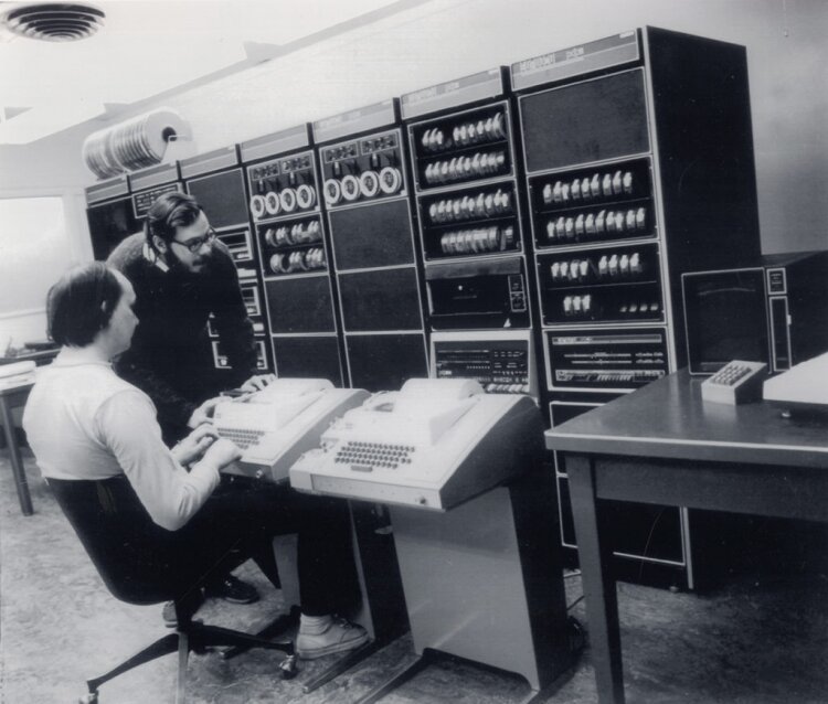 Кен Томпсон (Ken Thompson) и Деннис Ричи (Dennis Ritchie) за PDP-11. Фото: computerhistory.org