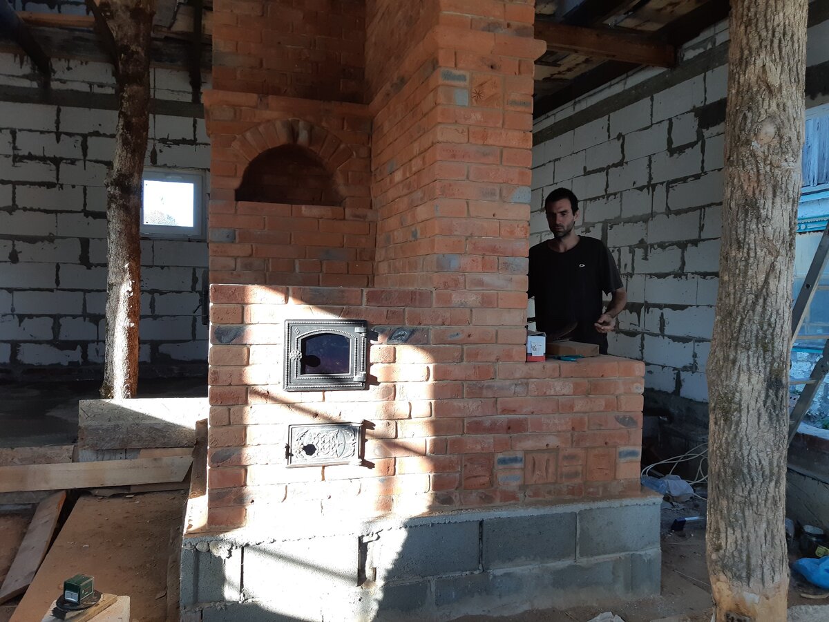 Это Олег. И его печь.