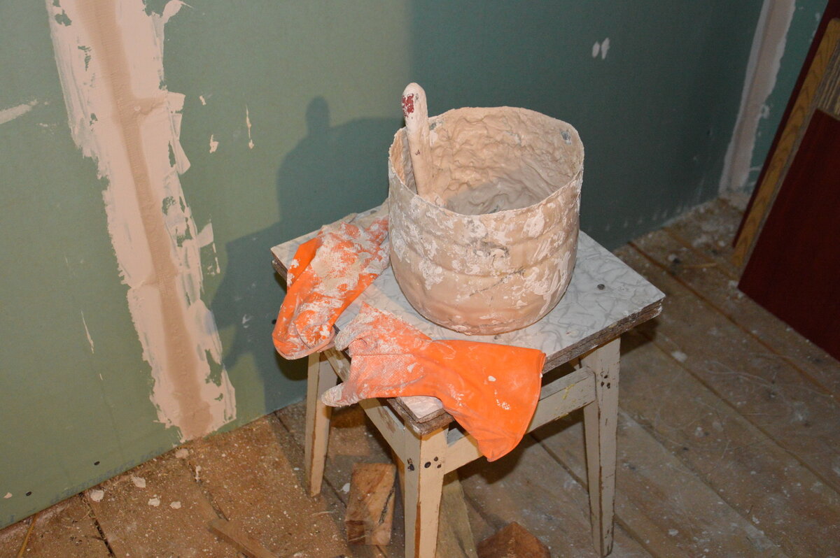 Процесс размешивания раствора шпаклёвки