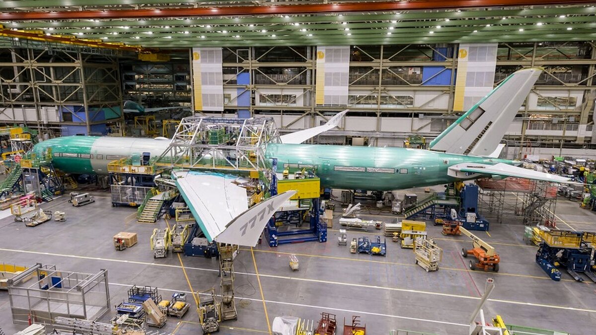 Boeing 777-9 на сборочной линии в Эверетте; хорошо видны складные законцовки крыла (с надписью "777X") - во время полёта они будут расправлены