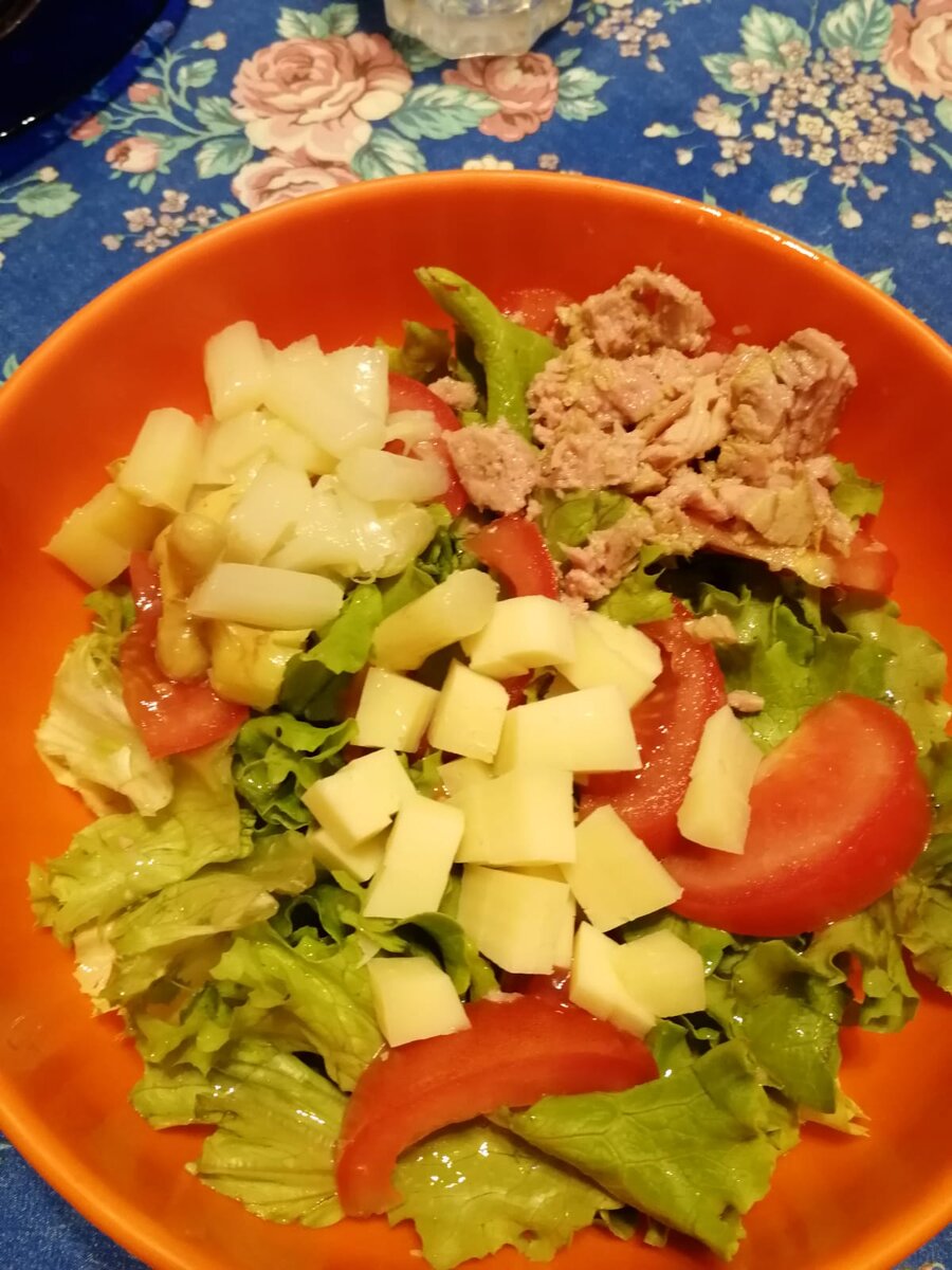 Салат с сыром, помидорами и тунцом.