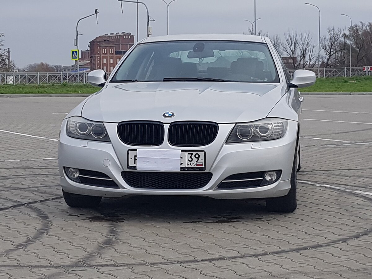 Глазастая красотка  с широкими скулами