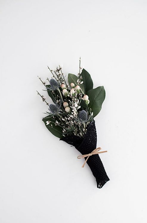 Декором к букету для хозяйки торжества могут быть простые материалы, которые лежат у вас дома в шкатулке с нитками (фото с сайта kvartblog.ru)