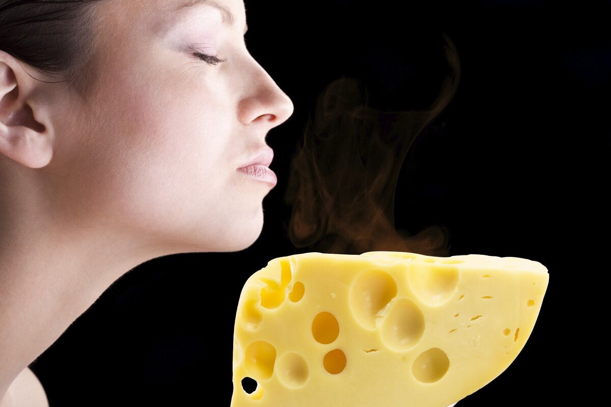 Вред сыра для мужчин. Сырная диета. Девушка ест сыр. Сырная диета для похудения. Девушка с сыром.
