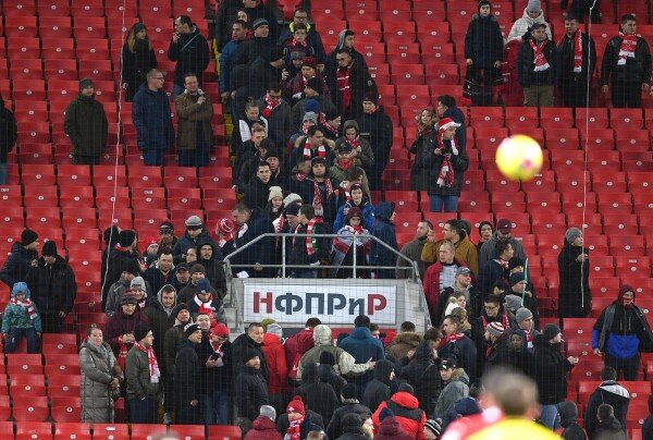 Фанаты "Спартака" покидают трибуны в конце первого тайма матча с "Ростовом"