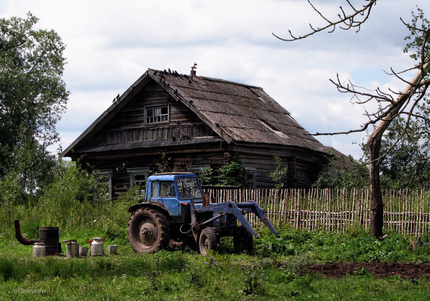 Сколько живут в деревне. Старый домик в деревне. Старинная деревня. Жизнь в деревне.