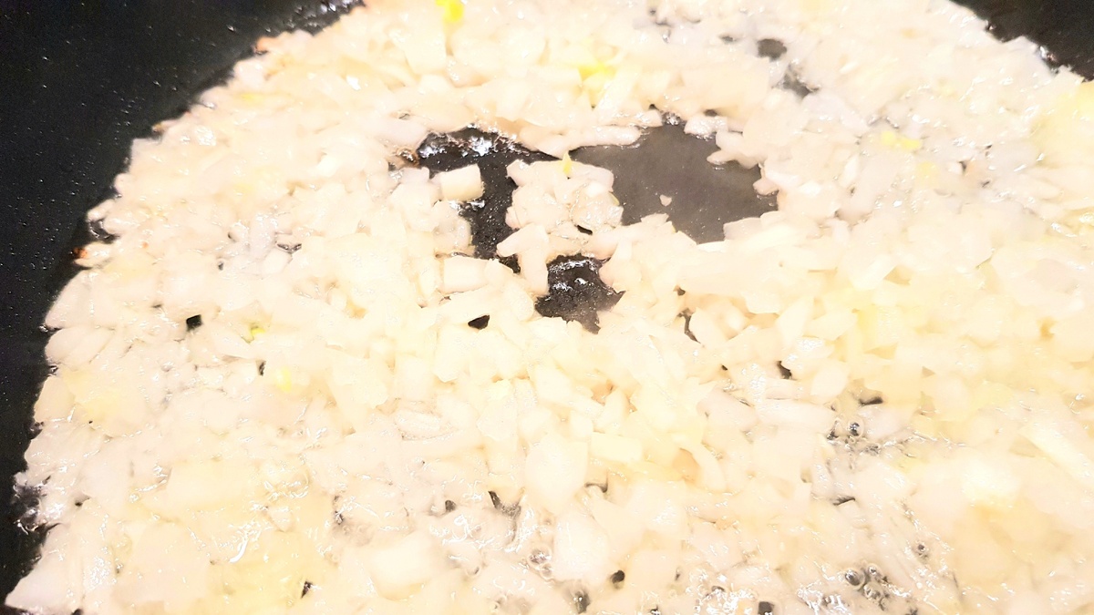 Обжариваем мелко нарезанный лук.