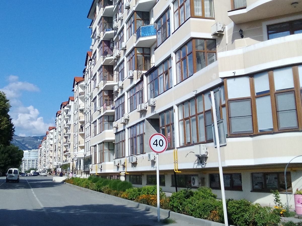 Решетки на первых этажах - большая редкость. Фото автора