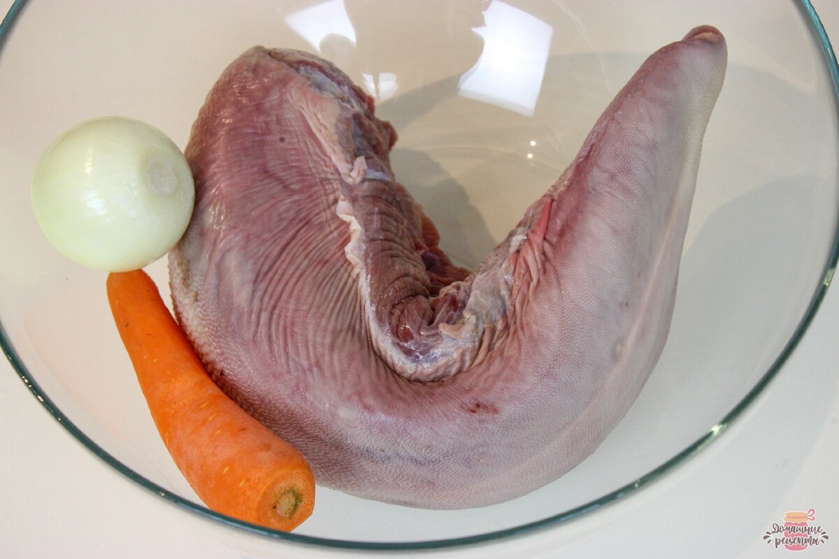 Язык хорошо промыть. Лук, морковь помыть и очистить.