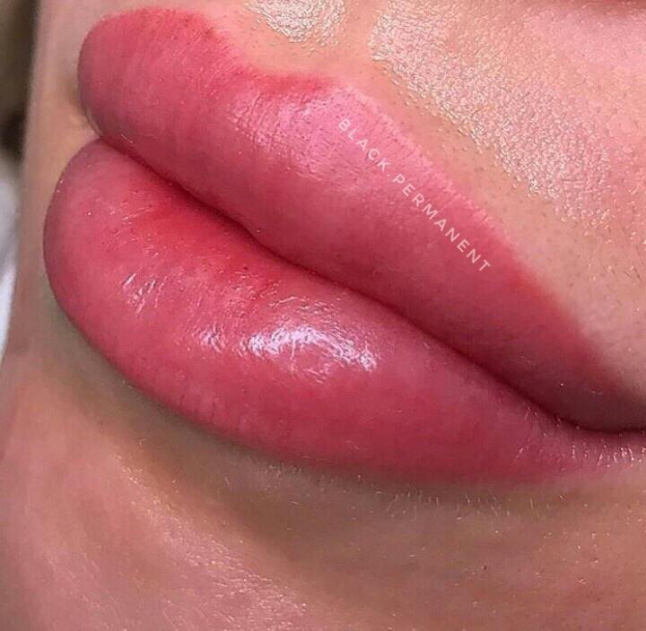 Наша кожа состоит из трёх слоёв: эпидермис, дерма, гиподерма (жировая прослойка). Именно с эпидермисом работает мастер при процедуре перманентного макияжа. Эпидермис включает в себя ещё 5 слоёв : роговой, блестящий, зернистый, шиповатый, базальный. Когда мастер делает татуаж, он работает только до шиповатого слоя, в котором находится лимфа - это позволяет перманентному макияжу быть временным. Появляются новые клетки и вытесняют пигмент к поверхности, препятствуя образованию рубцов и не травмирует кожу, сохраняя чуткость рисунка. Перманентный макияж выполненный профессионалом и качественным расходным материалом, не оказывает никакого негативного воздействия на кожу.