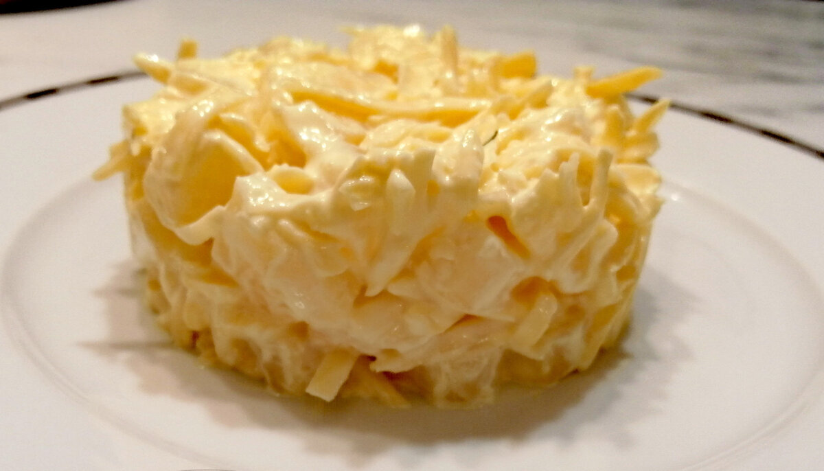 Салат с ананасом и сыром