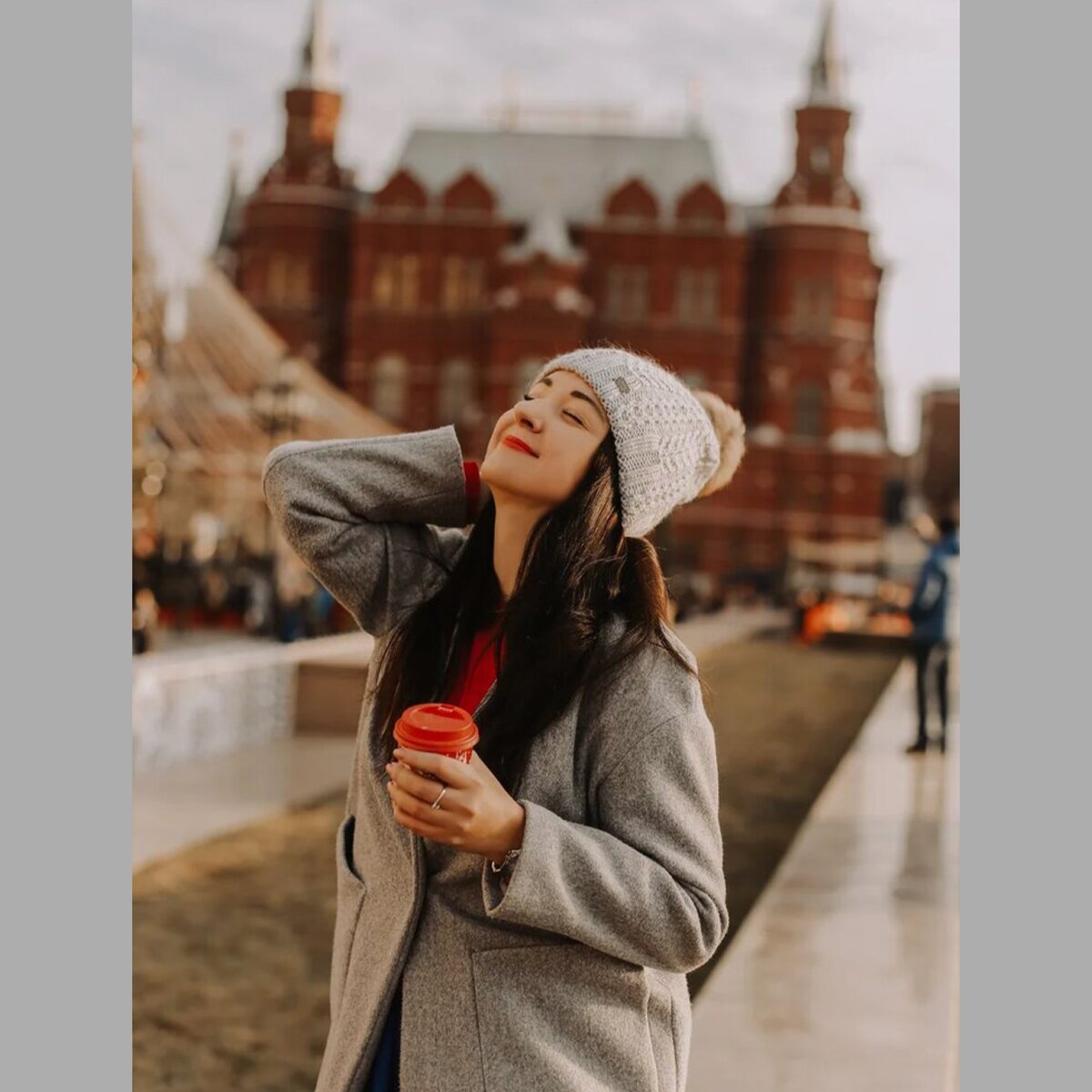 Это автор канала «Пишу на бегу». Желаю всем предновогоднего настроения✨ Спасибо, что читаете!