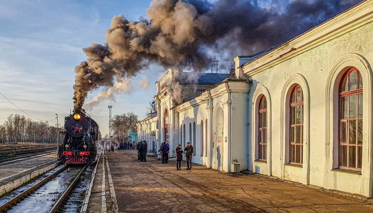 То что ещё вчера было казалось безвозвратно теперь уже ушедшей историей, сегодня на линии Бологое-Полоцк (участок Бологое-Осташков) стало повседневными привычными буднями. Паровоз серии Л готовится к отправлению с пригородным поездом №6698. Фото: Алексей Алексеев