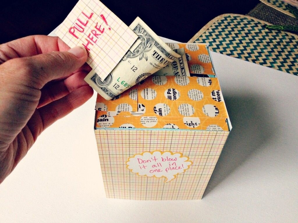 Получить денежный подарок. Оригинальная упаковка для денег. Креативный подарок деньгами. Упаковка денег в подарок. Деньги в коробке подарок.