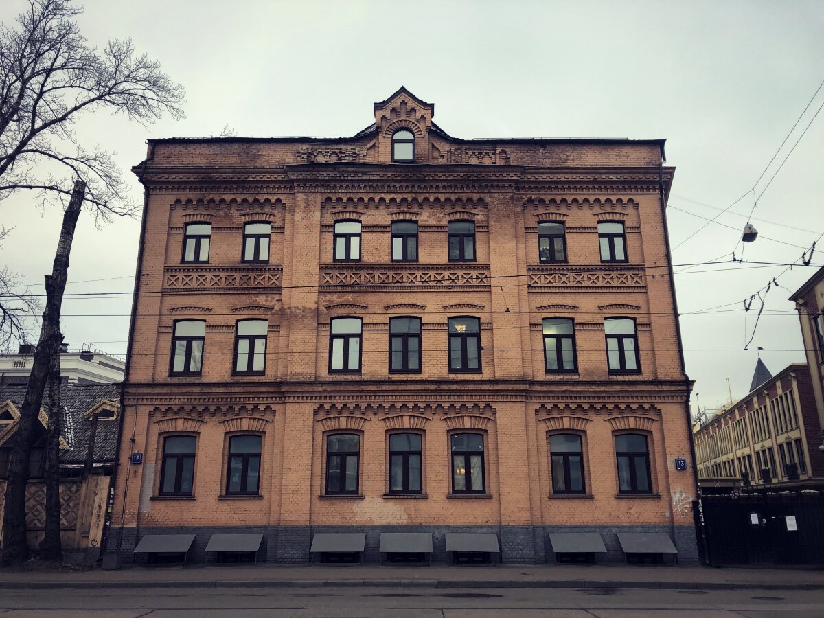 На старинной Бауманской улице хватает старинных зданий; этот дом принадлежал мещанке Пелагее Миловановой и был сделан из кирпича, произведенного на ее же фабрике, располагавшейся к востоку от Москвы в конце XIX века