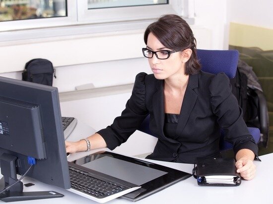 Бывает и иначе: инфантильные сотрудники настолько привыкают к жесткому стилю управления и давления, что сильно привязываются к такому руководителю. По - другому они работать уже не могут. 