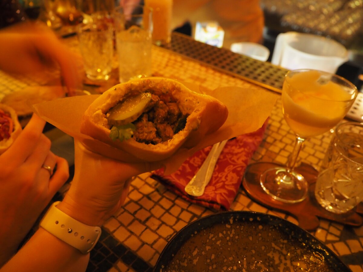 Также взяли попробовать шварму из индейки с израильским салатом. Подают как в пите, так и на тарелке. Очень сочно и очень вкусно, фото не передает и 5% буйства вкусов (480 руб. - в пите, 590 руб. - на тарелке).