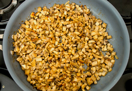 Обжариваем лук с грибами.