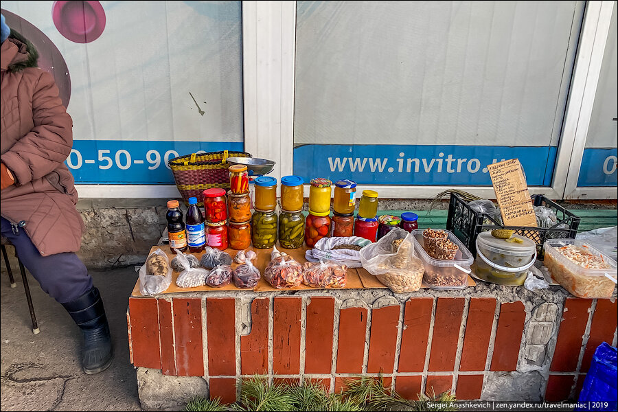 Что продают старики на стихийных рынках на Украине: смотришь на эту нищету и становится их просто жалко