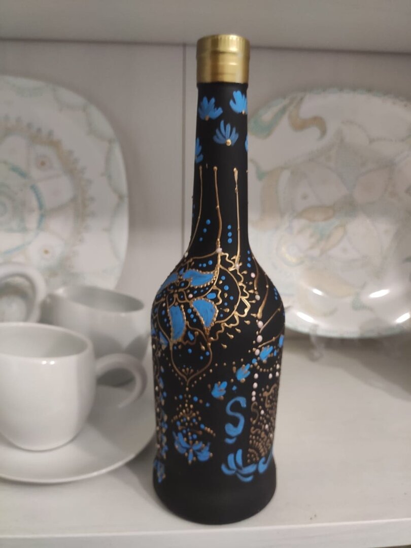 Небесно - голубой, бронза и серебро. Сочетается? Возможно.