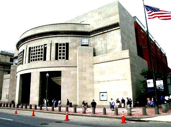 Еврейский народ перенес угнетение, преследования и стремление и планирование его   уничтожения. И все-таки он выдержал, пройдя через все страдания. Он расцвел и осветил весь  мир. Мы с благоговением взираем на несокрушимый дух еврейского народа.

Я хочу закончить историей, которая увековечена в этом Музее и которая запечатлела момент освобождения в последние дни войны. Это история Герды Клайн, молодой еврейской женщины из Польши. Некоторые из вас знают ее. Нацисты убили всю семью Герды. Она провела в лагерях три года и последние четыре месяца войны в страшном марше смерти. Она думала, что все кончено. В конце, накануне своего 21 дня рождения она была совершенно седой и весила всего 30 килограмм. И все-таки она нашла в себе силы прожить еще день. Это было тяжело. Позже Герда рассказывала о том моменте, когда она осознала, что ее долгожданное спасение пришло. Она увидела приближающуюся к ней машину. Там и до этого проезжало много машин, но эта была другой. На ее капоте, вместо мерзкой свастики, сияла красивая, яркая белая звезда. Из машины вышли двое американских солдат. Один из них подошел к ней. Первое, что Герда произнесла, было то, что она была научена говорить: “Мы евреи”. И тогда он ответил: “Я тоже”. Это был прекрасный момент после всей черной тьмы, после всего страшного зла.
Когда Герда повела этого солдата показать ему других заключенных, он сделал то, что она давно уже разучилась даже ожидать: он открыл для нее дверь. По словам Герды, “это был момент возрождения гуманности, человечности, достоинства и свободы”. Но на этом история не заканчивается. Потому что, как некоторые из вас знают, этот молодой американский солдат, который освободил ее и проявил перед ней такую порядочность, вскоре стал ее мужем. Год спустя они поженились. По ее словам, “он не только открыл для меня дверь, он открыл мне дверь в мою жизнь, в мое будущее”.
Всю свою последующую жизнь Герда рассказывала миру о том, чему она была свидетельницей. Она, как и те уцелевшие, которые находятся сегодня здесь с нами, посвятила свою жизнь одной цели: послать луч надежды в ночную тьму.
Ваше мужество укрепляет нас. Ваши голоса вдохновляют нас. А ваши истории напоминают нам о том, что мы не должны никогда, никогда уклоняться от обязанности говорить правду о зле в наше время. Зло всегда ищет причины начать войну против невинных и уничтожить все, что хорошо и красиво в нашем общем человечестве. Но зло может процветать только во тьме. И то, что вы принесли нам сегодня, намного сильнее зла.
        Вы принесли нам надежду – надежду на то, что любовь победит ненависть, что правота победит ложь, и что из пепла войны родится мир. Каждый присутствующий здесь сегодня выживший в Холокосте – это луч света, а для того, чтобы осветить даже самое темное место, нужен всего  лишь один луч. Точно так, как нужна всего одна правда, чтобы сокрушить стотысячную ложь, и один герой, чтобы изменить ход истории.
Мы знаем, что в конце концов, добро восторжествует над злом, и пока мы отказываемся закрывать глаза на правду и заглушать наши голоса, мы знаем, что справедливость победит.
Итак, сегодня мы скорбим. Мы вспоминаем. Мы молимся. И мы клянемся: никогда больше.
Спасибо.
Да благословит вас Бог, да благословит Бог Америку. Большое спасибо. Благодарю вас.