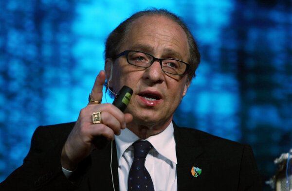 Рэймонд Курцвейл (Raymond Kurzweil) стал интересоваться параллельным развитием людей и машин ещё во время обучения в Массачусетском технологическом институте. Он всегда находил неожиданные направления – от разработки систем распознавания речи до решения проблемы бессмертия. Пока оцифровка сознания и его помещение в компьютерную модель мозга кажется научной фантастикой, но лауреат множества премий и автор книги «Как создать разум» готов уже сейчас назвать даты появления способствующих этому технологий.Рэймонд Курцвейл даёт прогноз развития технологий до конца XXI века (фото: huffpost.com).РЕКЛАМАС недавних пор претворять фантастические идеи в жизнь стало для него непосредственной задачей, поскольку вот уже три года он занимает пост технического директора подразделения по развитию методов машинного обучения и обработки естественного языка компании Google.
