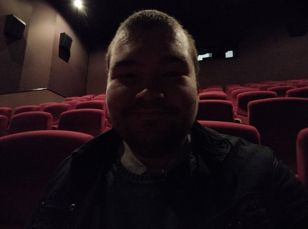 Особенно порадовал Кинопарк, который запустил премьеру рано утром. Отлучился с работы ради этого фильма. Утренний сеанс - зал пустой. Безумно рад отсутствию хрустящих чипсов, комментариев и школоты, которую иногда пускают не по категории фильмов. 