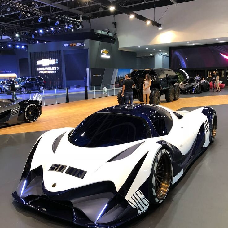 1. Первое место заслуженно получает "Devel Sixteen"!                                                     Подавляющее большинство экспертов решили, что самая красивая машина в мире - "Devel Sixteen". Мировая премьера серийной модели состоялась на международной Дубайской выставке. Автомобиль получил уникальный дизайн экстерьера. Причем созданием занималась ни кому ранее неизвестный производитель родом из ОАЭ (Объединенные Арабские Эмираты). 
Кроме того, инженеры, работающие над ее созданием, утверждали, что под капотом находится 5000-сильный двигатель. Поэтому многие эксперты засомневались услышав такое громкое заявление. Позднее марка доказала при помощи специального оборудования достоверность своего заявления. Самое главное, что разработчики действительно создали 12-литровый силовой агрегат такой мощности.
Автомобиль не предназначен для езды на дорогах общего пользования. На его разгон 0-100 км/ч уходит 1.8 сек. В лабораторных тестах установили, что машина может набрать порядка 499 км/ч. Официального подтверждения данной информации нет, потому что компания не проводила заезда на рекорд. Кто знает, все еще впереди.
Заявленная стоимость исчисляется баснословными 2 млн 200 тыс.