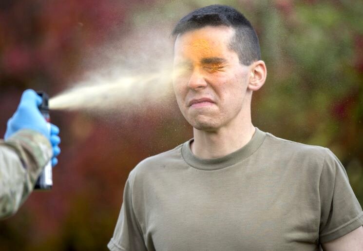 прыснули перцовкой в глаза. газовый баллончик в глаза. баллончиком в глаза что делать. баллончиком в глаза что делать. баллончиком в глаза что делать.