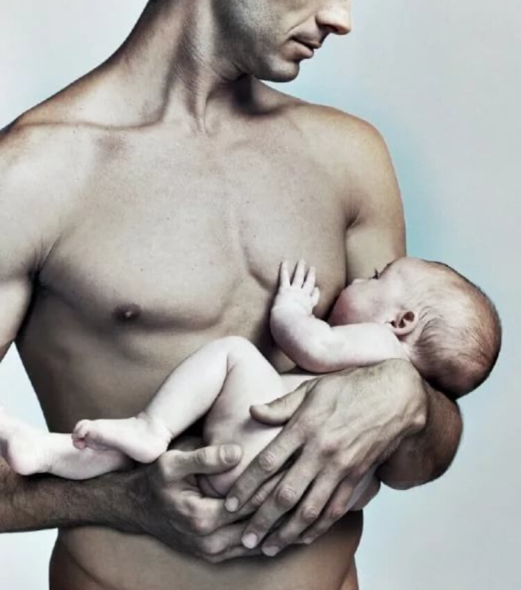 Мужчина с ребенком на руках. Мужчина с младенцем. Мужское вскармливание.