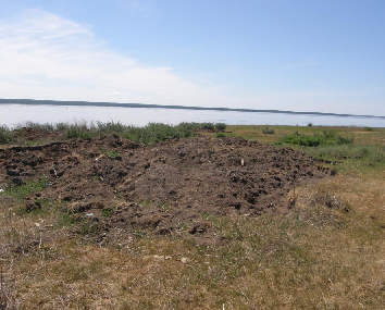 Частично закопанный шурф на месте объекта культурного наследия. Делался, видимо, в несколько лопат, без использования спецтехники. Фото с mdrussia.ru, выложено В.А.Суминым.