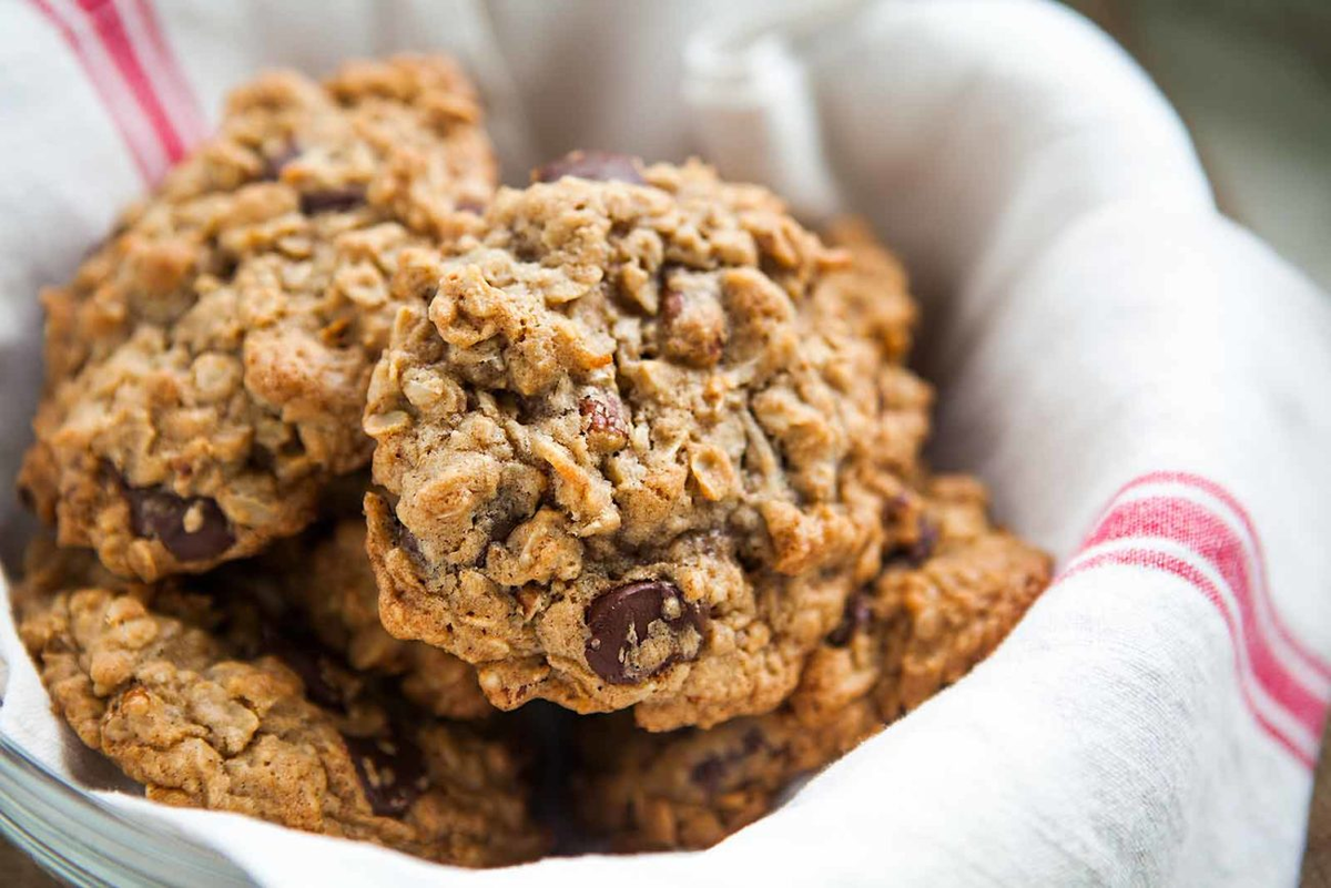 Справятся даже дети: самый простой рецепт овсяного печенья с шоколадом