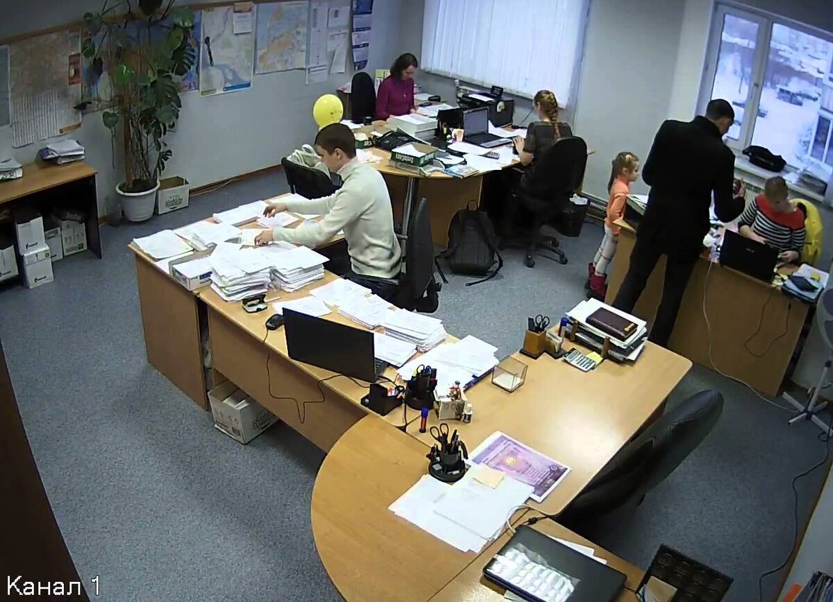 работодатель установил камеры на рабочем месте. слежка за сотрудниками. работодатель установил камеры на рабочем месте. работодатель установил камеры на рабочем месте. камера в комнате.