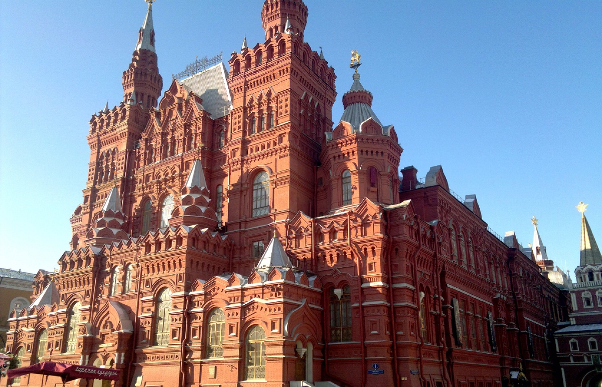 куранты со стороны моста.