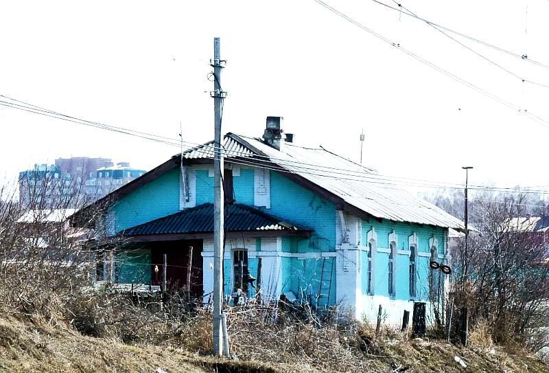 31км, на высоком берегу находится казарма Алтайской ж.д. 1915г, построенная для путевых рабочих