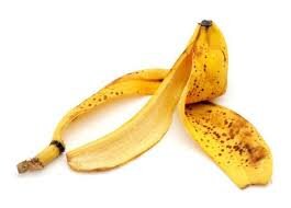 Шкурка банана выделяет этилен, благодаря чему можно ускорить созревание томатов и перцев