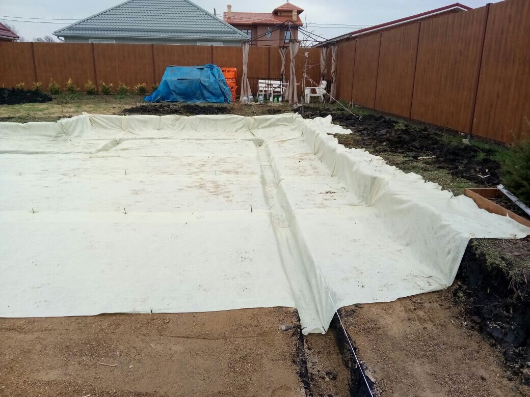 Рис. 1. Дорнит, расстеленный под фундаментную плиту. Начало моей стройки.