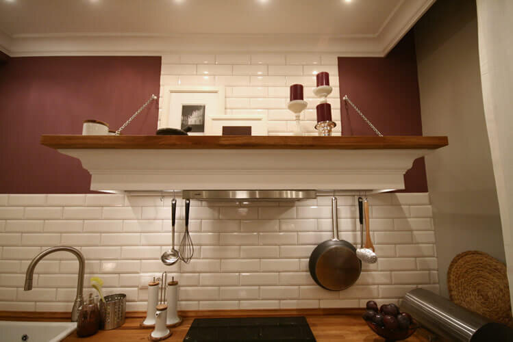 Кухня с вентиляционным коробом посередине стены (68 фото)