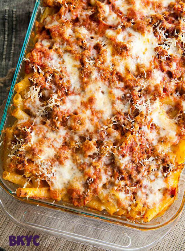 Вы любите лазанью, но не суету? Сделайте вместо этого запеченный зити! 
Это очень похоже на классическую запеканку из лазаньи, но легче сделать и без большого количества слоев или сломанной лапши.


Он идеально подходит для еды в середине недели или в выходные, или горячее блюдо, чтобы принести на обед. Сделайте дополнительную порцию и заморозьте на потом.


Этот рецепт является довольно простой версией, но каждый, кто делает запеченный зити, имеет свои собственные уникальные трюки и повороты к нему. Некоторые варьируют сыры, некоторые мясо, некоторые делают без мяса версии, а некоторые люди оставляют томатный соус для действительно сырного вкуса запеканки.

Запеченный Зити
В этой версии используется Навальная итальянская колбаса, а также ключевая свежая трава. Летом это будет Бэзил. Зимой-розмарин. Вы также можете легко использовать чабрец, шалфей, тимьян или петрушку.

Зити-довольно распространенная форма пасты в большинстве областей, но вы можете заменить пасту пенне, если не можете ее найти. Вам нужна существенная короткая форма макарон с местами для хранения соуса и мяса. Вы можете собрать это заранее и либо поставить в холодильник, либо заморозить перед окончательной выпечкой.