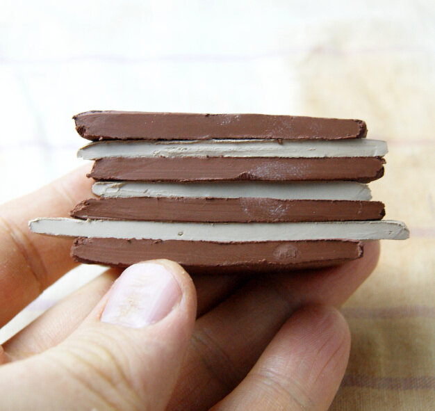 В такой "бутерброд" можно добавить несколько видов глин, как естественного цвета, так и подкрашенных пигментами.