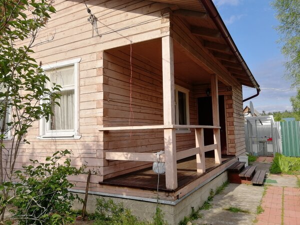 Виден на стыке брус гнилой